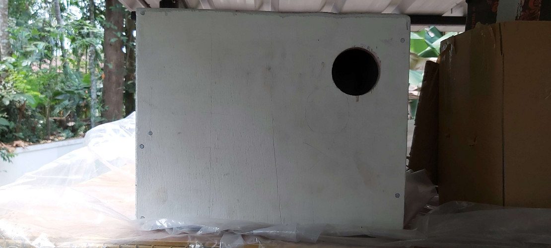 Breeding box for birds at low rates