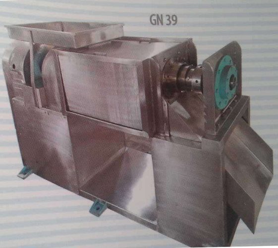 Single screw juice expeller machine